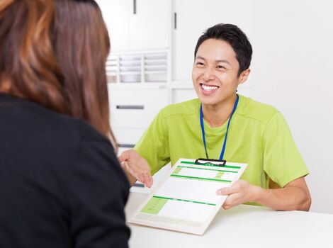 指導内容を説明するパーソナルトレーナー