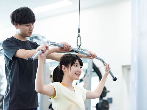 指導する男性スタッフ