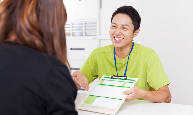 指導内容を説明するパーソナルトレーナー